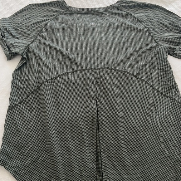 Lululemon t-shit - Picture 3 of 4